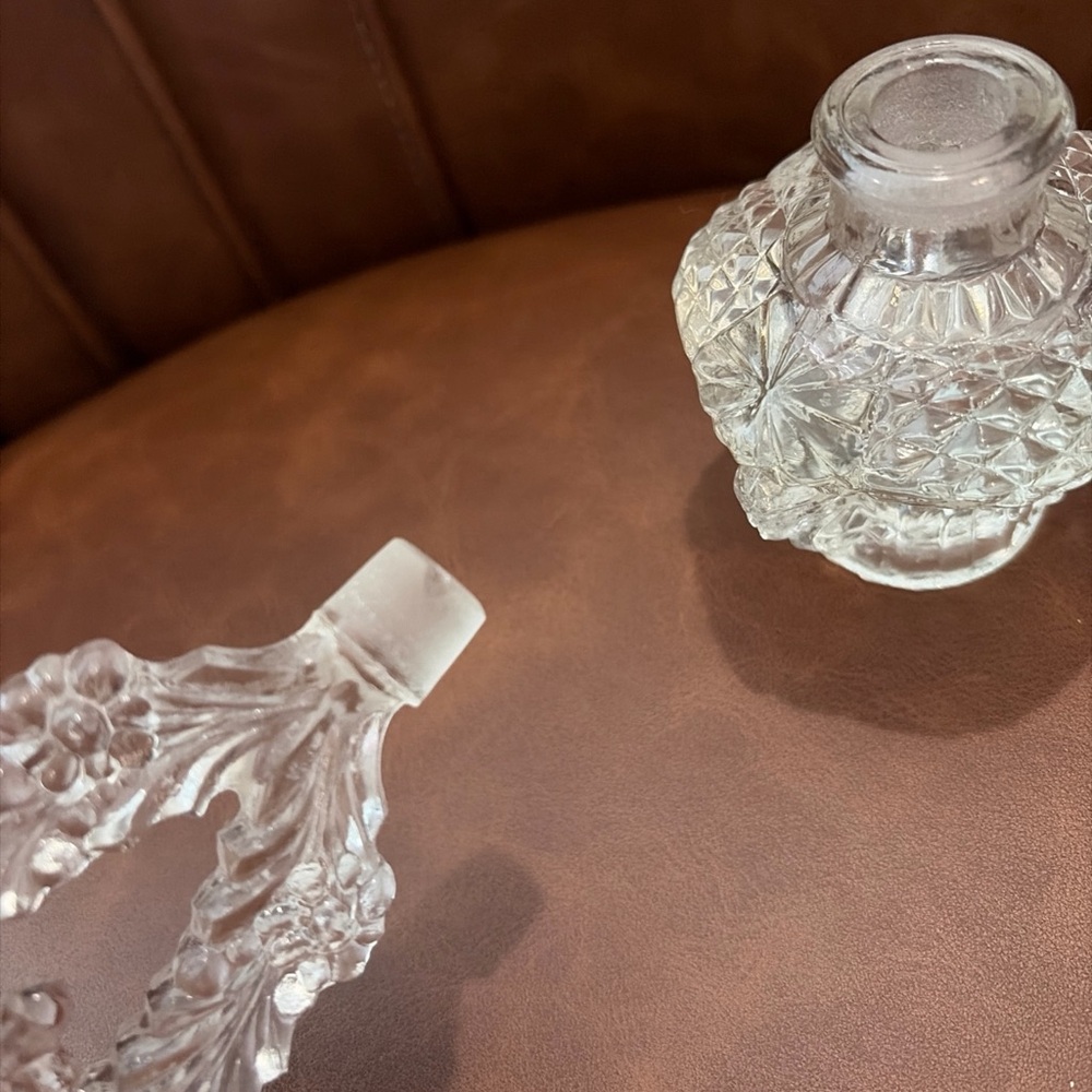 Beautiful Vintage Ornate Glass Perfume Bottle W Stopper Vanity Decor Victorian - Picture 7 of 12